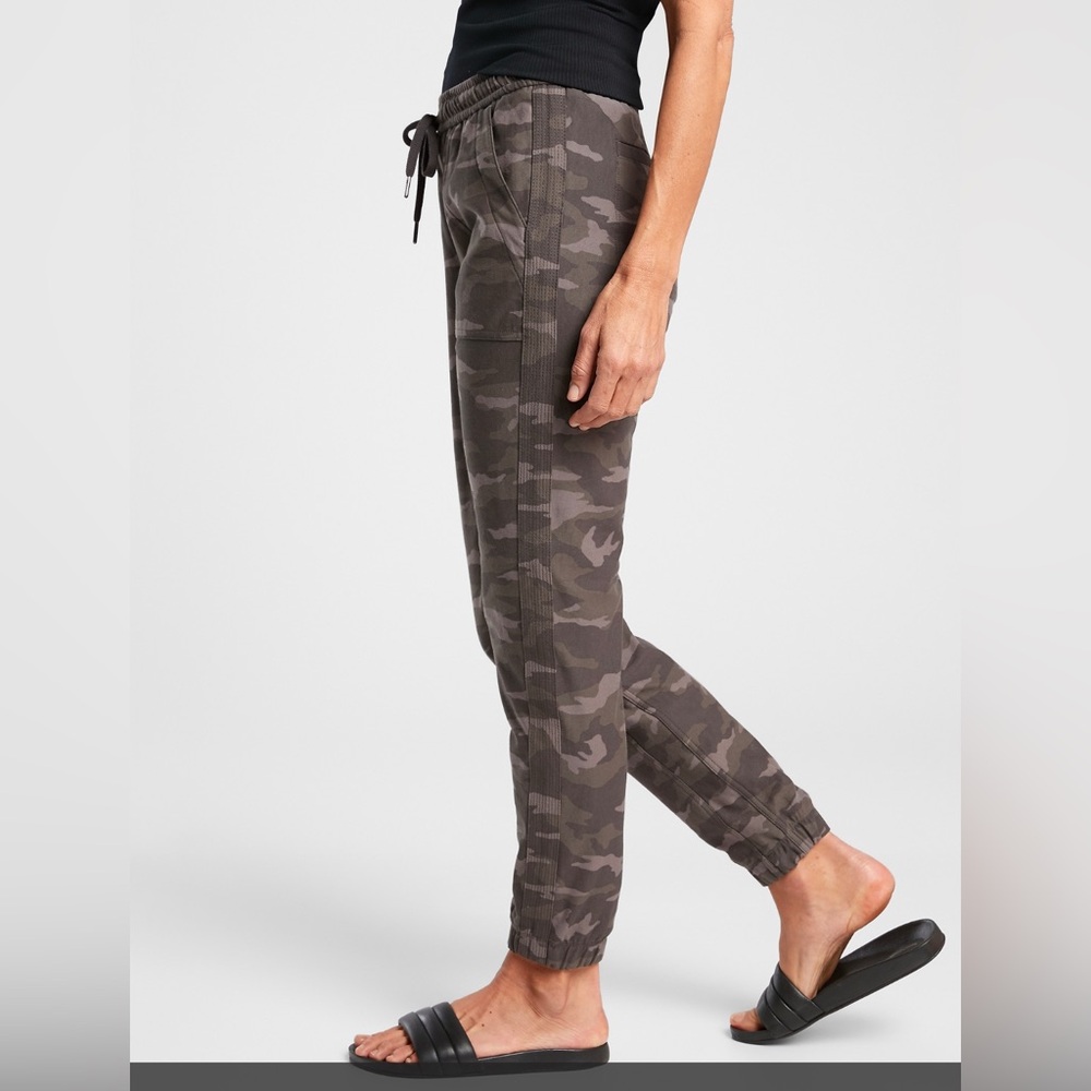 Athleta Farallon Jogger Camo Size 2